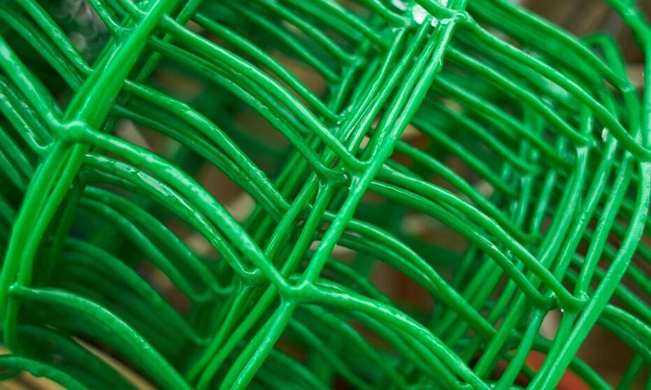 Jakie funkcje pełnią ogrodzenia z siatki w kontekście ochrony prywatności?