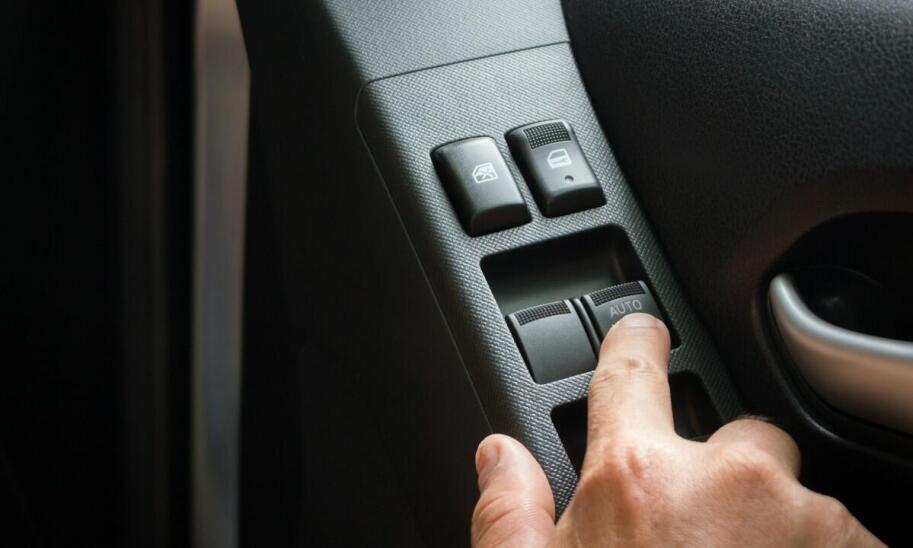 Jakie są różnice między szybami oryginalnymi a zamiennymi dla Nissana Sunny B13?