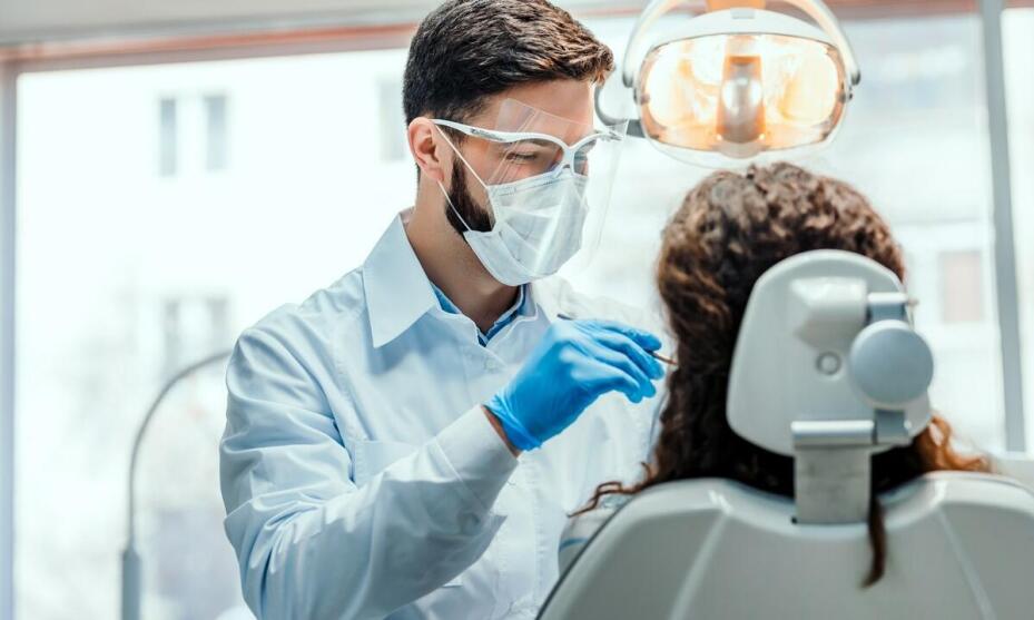 Jak przebiega proces wstawiania implantów u stomatologa w Przysusze? Jak przebiega proces wstawiania implantów u stomatologa w Przysusze?