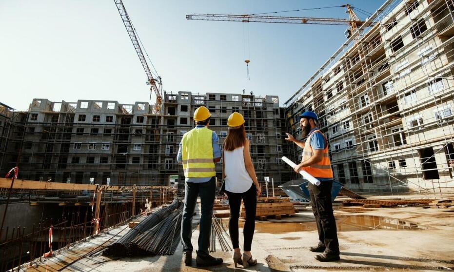 Jakie są kluczowe różnice między nadzorem a kierowaniem budową?