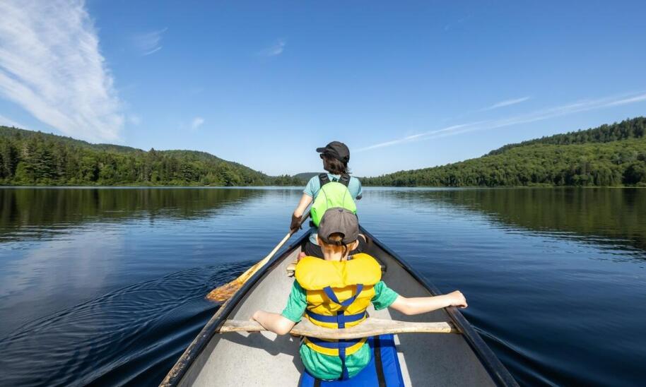 Jakie atrakcje czekają na uczestników obozów młodzieżowych nad morzem?