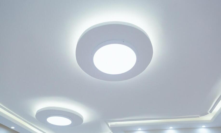 Jakie są zalecenia dotyczące projektowania systemów oświetlenia ewakuacyjnego?