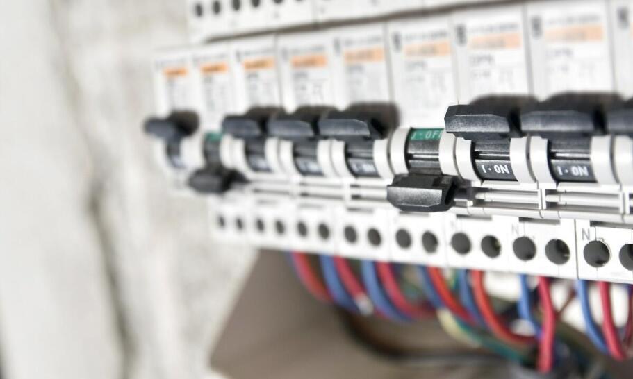 Kluczowe aspekty wykonania instalacji elektrycznych w obiektach przemysłowych Kluczowe aspekty wykonania instalacji elektrycznych w obiektach przemysłowych