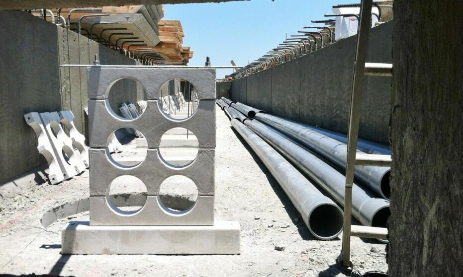 Jakie są różnice między płytami betonowymi a tradycyjnym asfaltem na podjazd?