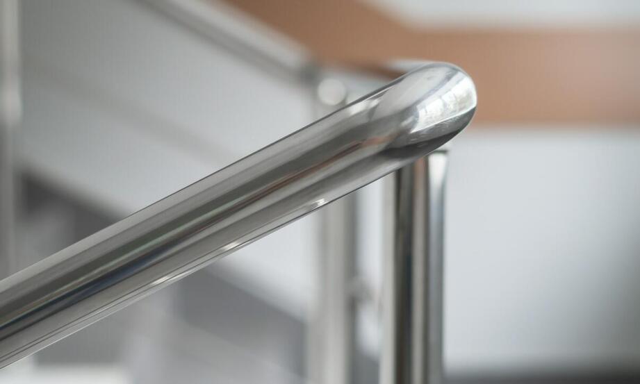 Zastosowanie balustrad w przestrzeniach publicznych – co warto wiedzieć?
