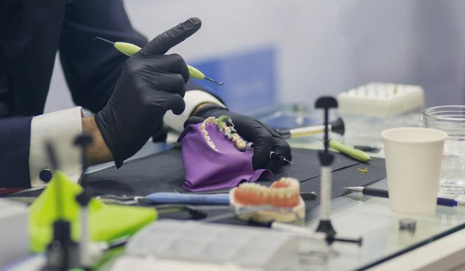 Co to jest augmentacja kości i jak wpływa na sukces implantacji?