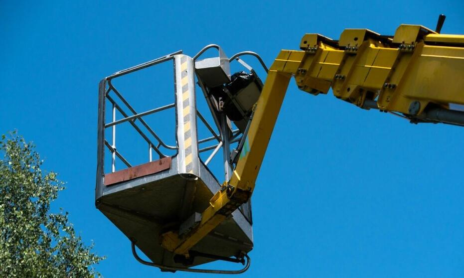 Dlaczego warto rozważyć wynajem podnośników koszowych w sezonie letnim?