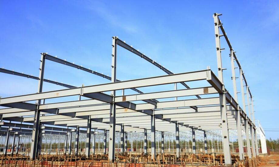 Jakie są zalety współpracy z doświadczonym zespołem przy montażu hal magazynowych?