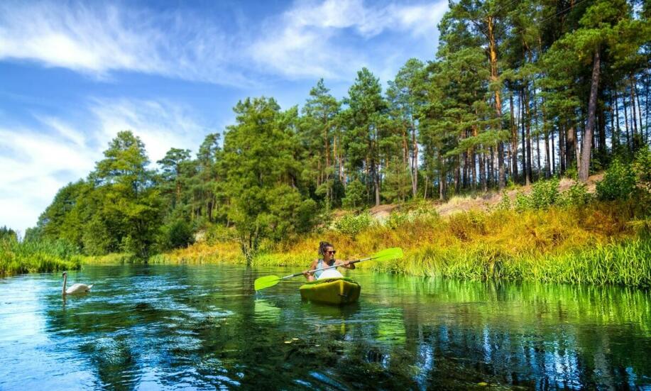 Jakie atrakcje czekają na Ciebie w przystani podczas spływu kajakowego?
