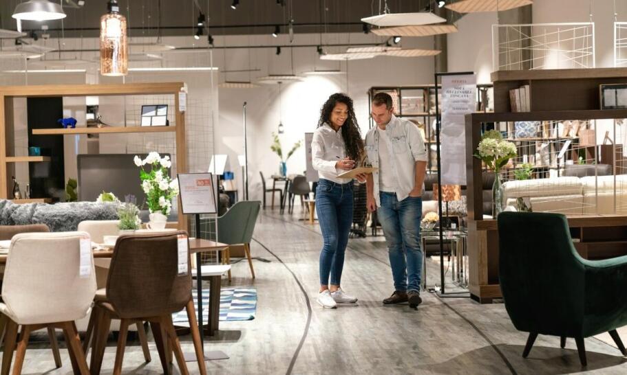 Jakie rozwiązania oferują nowoczesne ekspozytory meblowe dla e-commerce?