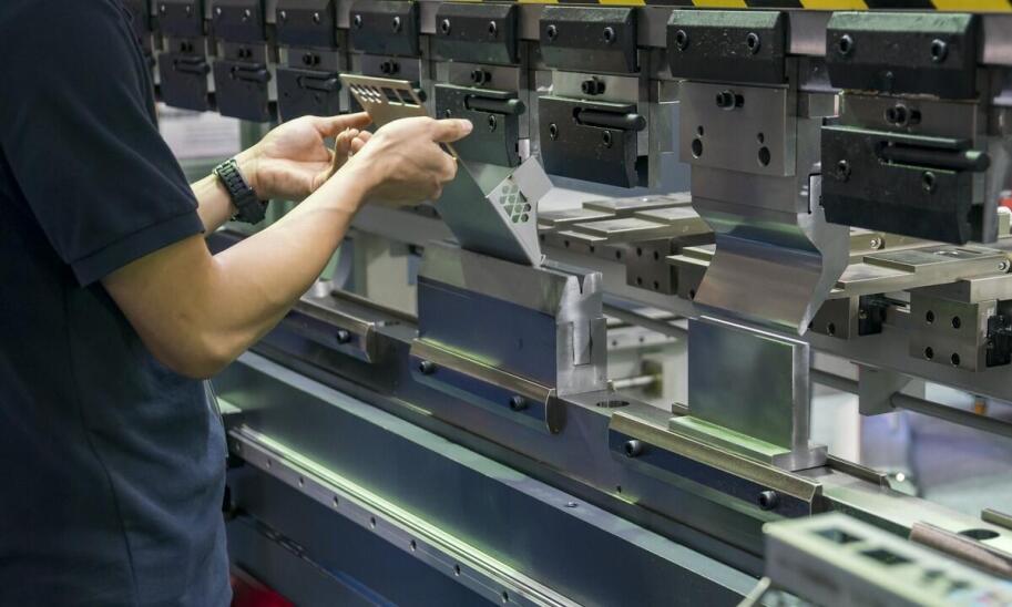 Rola automatycznych giętarek do blachy w zwiększaniu wydajności produkcji
