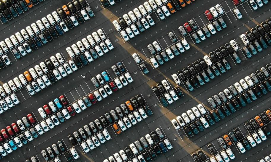 Jakie opcje płatności oferują parkingi w pobliżu lotniska?