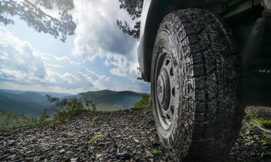 Wyciąganie aut z błota – jak profesjonalna pomoc drogowa radzi sobie z trudnościami?