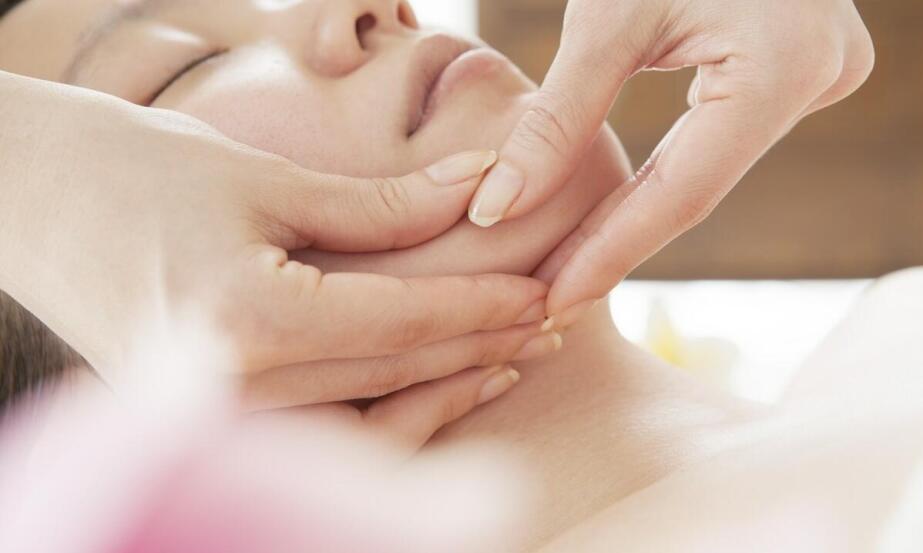 Odmładzające Efekty Masażu Kobido na Skórę Twarzy