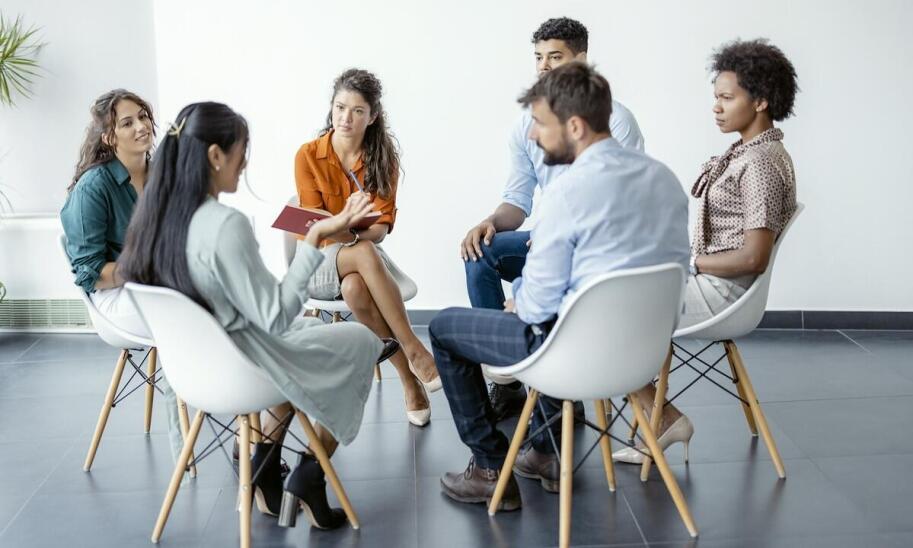 Kiedy wybrać psychoterapię indywidualną, a kiedy grupową? Kiedy wybrać psychoterapię indywidualną, a kiedy grupową?