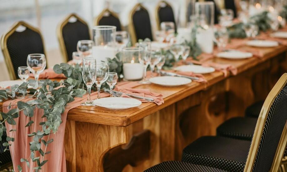 Jak stworzyć romantyczny klimat za pomocą dekoracji kwiatowych na weselu?