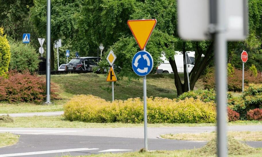 Jakie są najważniejsze przepisy omawiane podczas zajęć teoretycznych na prawo jazdy kat C? Jakie są najważniejsze przepisy omawiane podczas zajęć teoretycznych na prawo jazdy kat C?
