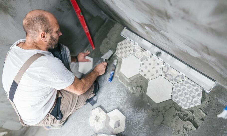 Jakie są zalety wyboru lokalnego glazurnika do realizacji projektu?