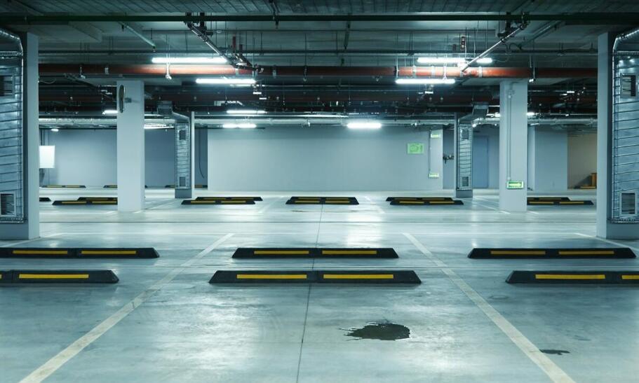 Zalety korzystania z parkingu strzeżonego oferowanego przez pomoc drogową Zalety korzystania z parkingu strzeżonego oferowanego przez pomoc drogową