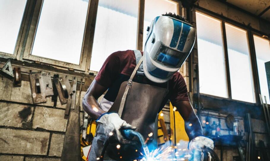 Jakie akcesoria do spawarek ułatwiają pracę z aluminium?