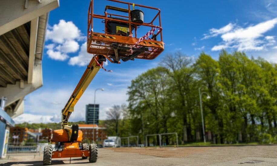 Jakie są kluczowe zalety wynajmu podnośników elektrycznych?