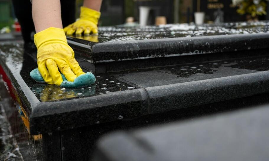 Jak przebiega renowacja nagrobków granitowych?