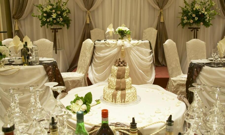 Organizacja wesel w hotelowej sali bankietowej – dlaczego warto?