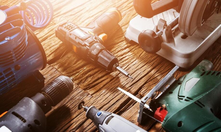 Jakie akcesoria montażowe są niezbędne przy instalacji ogrodzenia?