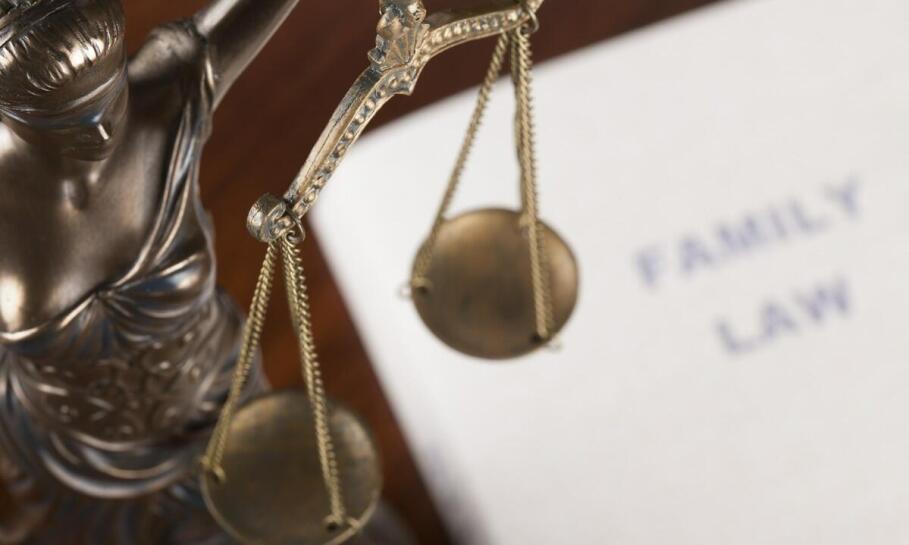 Porady prawne w sprawach rodzinnych – kiedy warto sięgnąć po pomoc?