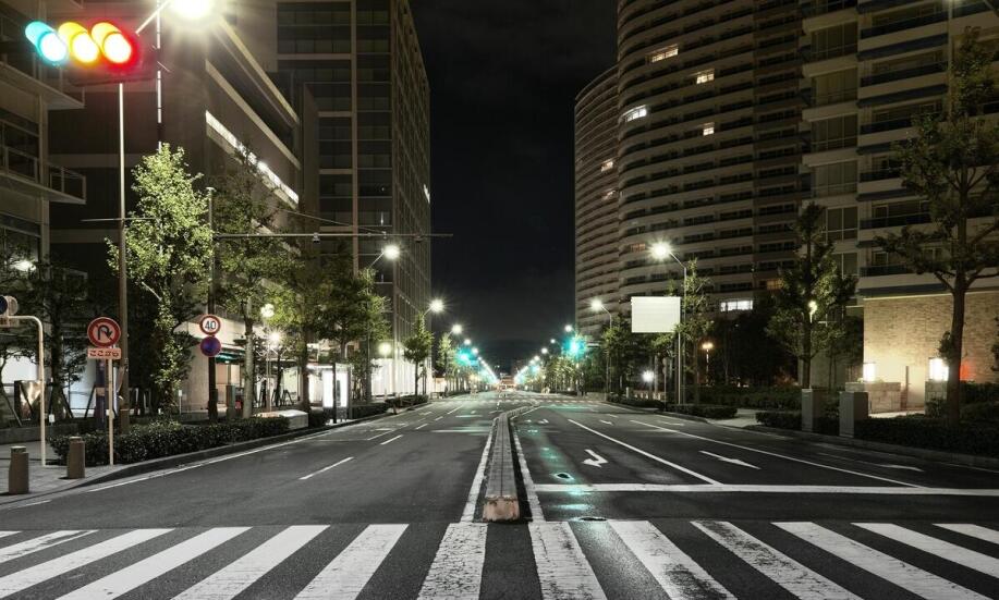 Rola oświetlenia w poprawie widoczności tablic informacyjnych