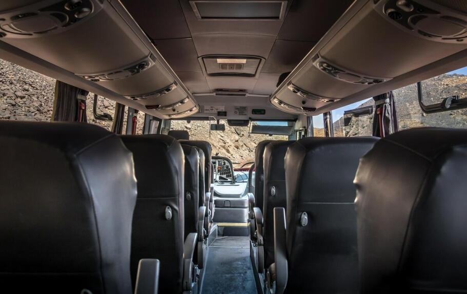 Wynajem busów VIP – jakie pojazdy najlepiej sprawdzą się na eleganckie wydarzenia?