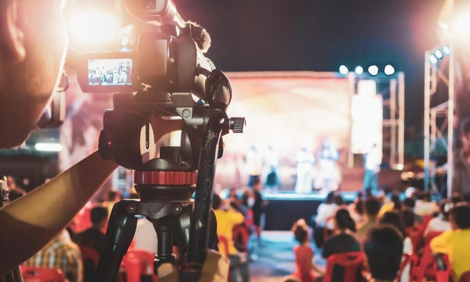 Seanse filmowe pod gwiazdami – wyjątkowa atrakcja dla gości ośrodka