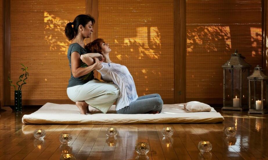 Historia i filozofia masażu Lomi Lomi – odkryj głębię relaksu