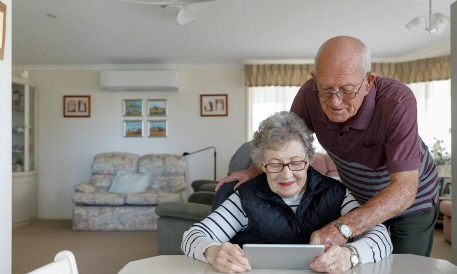 Dlaczego dostępność do Internetu jest ważna dla seniorów w domu opieki?