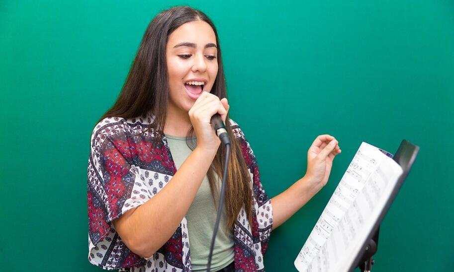 Jakie efekty mogą zapewnić regularne lekcje śpiewu?