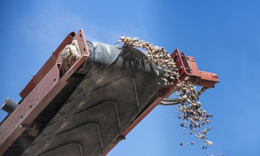 Jakie urządzenia wykorzystuje się do transportu materiałów sypkich?