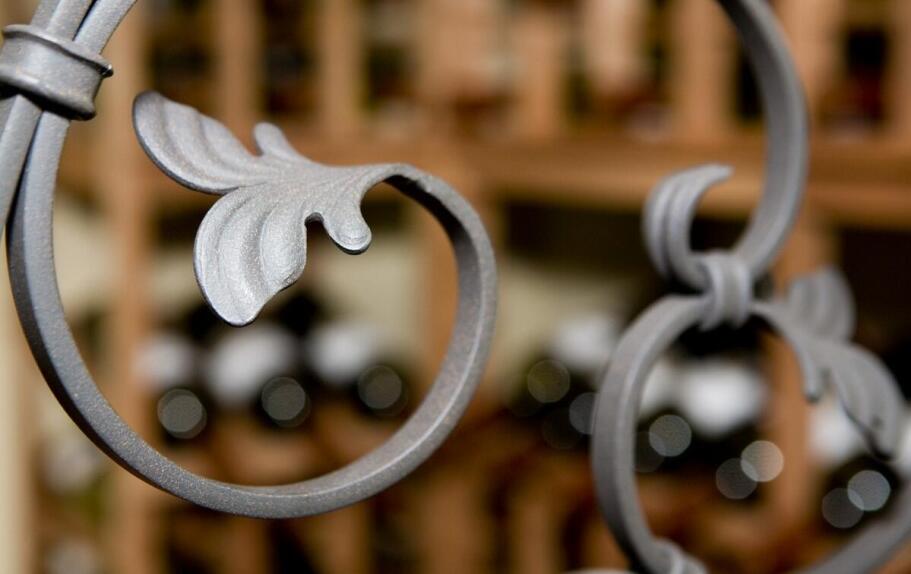 Nasadki żeliwne jako kluczowy element systemów ogrodzeniowych