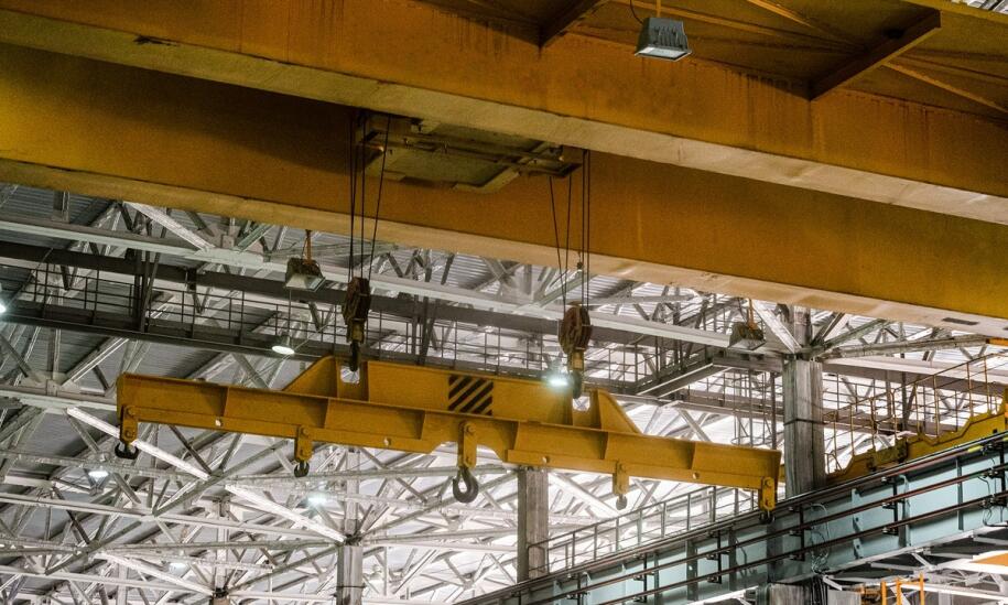 Serwis urządzeń a konserwacja suwnic – kluczowe aspekty