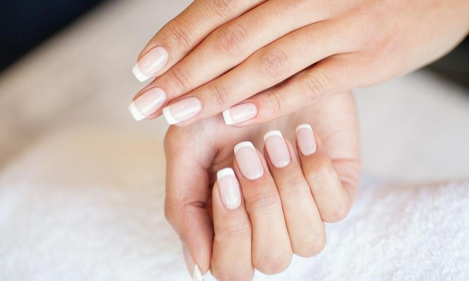 Manicure klasyczny – jak dbać o paznokcie między wizytami? Manicure klasyczny – jak dbać o paznokcie między wizytami?