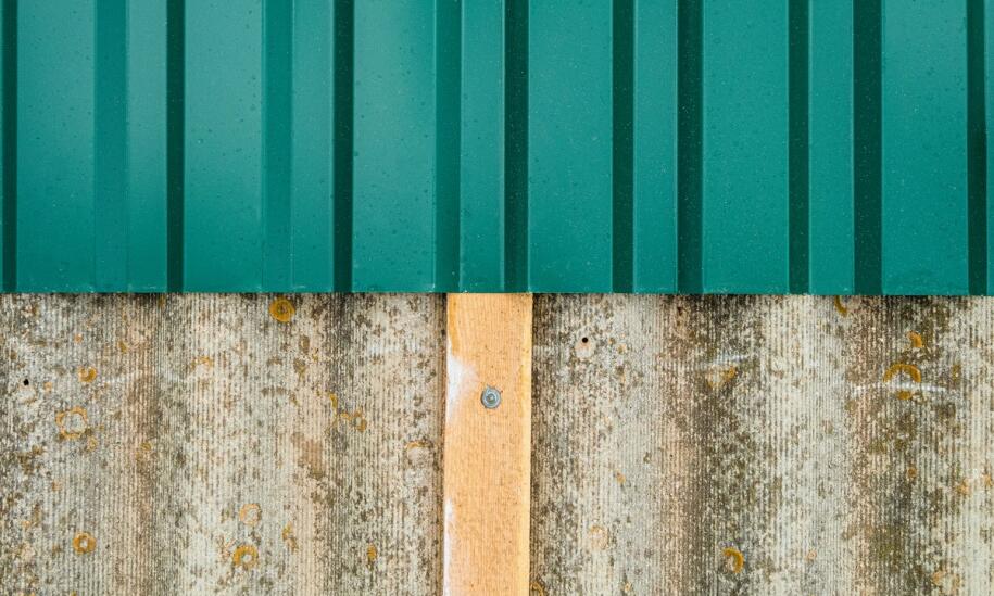 Czy blacha trapezowa jest odpowiednia dla dachów o dużym nachyleniu?