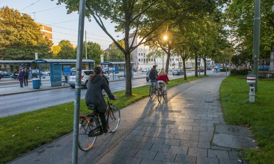 Dlaczego warto inwestować w nowoczesne wiaty rowerowe?