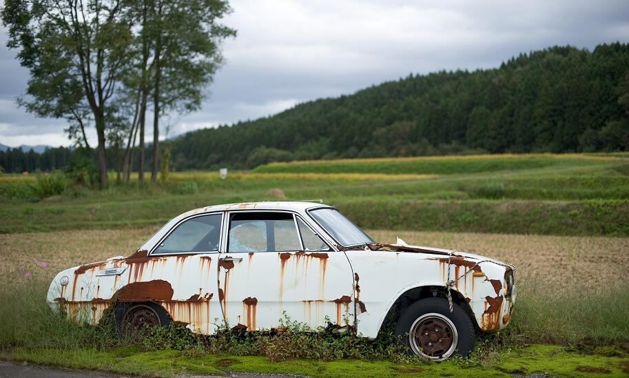 Co grozi za porzucenie złomu samochodowego w miejscu do tego nieprzeznaczonym?