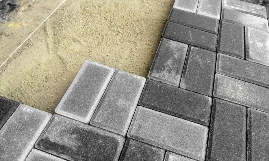 Jak jakość materiałów wpływa na trwałość i estetykę nawierzchni z kostki brukowej?