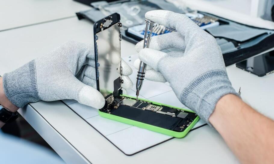 Dlaczego warto oddać iPhone'a po zalaniu do serwisu? Dlaczego warto oddać iPhone'a po zalaniu do serwisu?