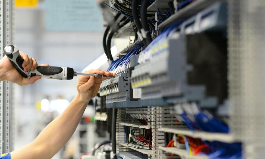 Kluczowe czynniki przy wyborze firmy do realizacji instalacji elektrycznych
