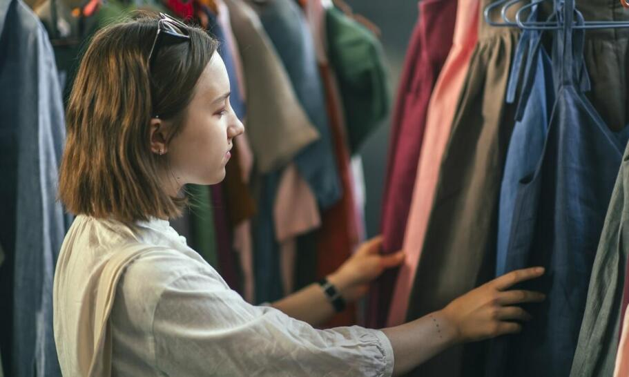 Jak stylizować jeansową spódniczkę na różne okazje? Jak stylizować jeansową spódniczkę na różne okazje?