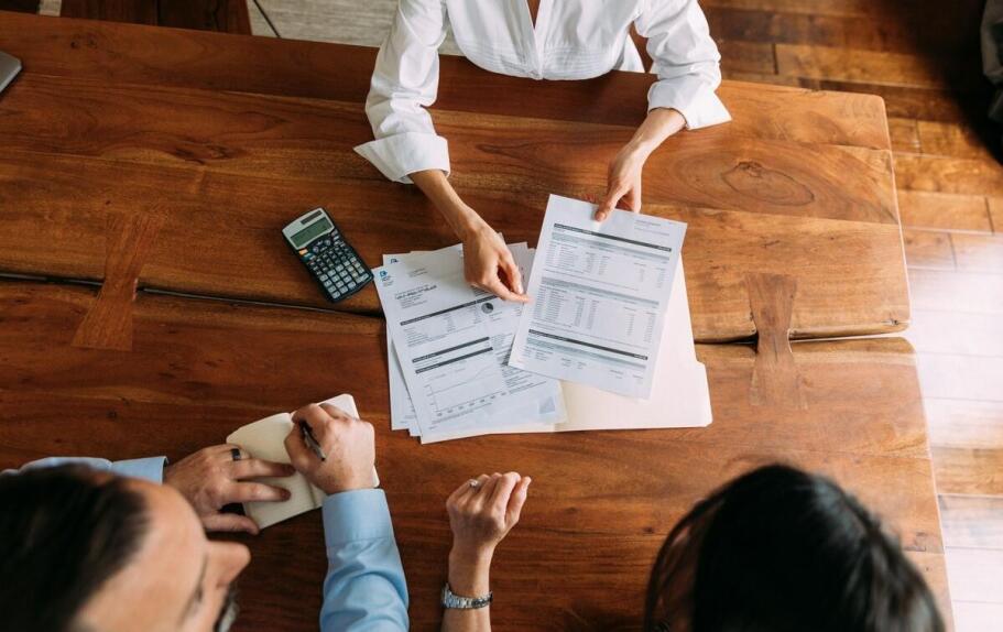 Kredyty dla firm – jakie są korzyści współpracy z doradcą finansowym?
