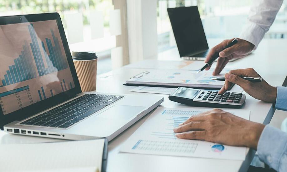 Jakie wyzwania stoją przed księgową w obsłudze dużych korporacji?