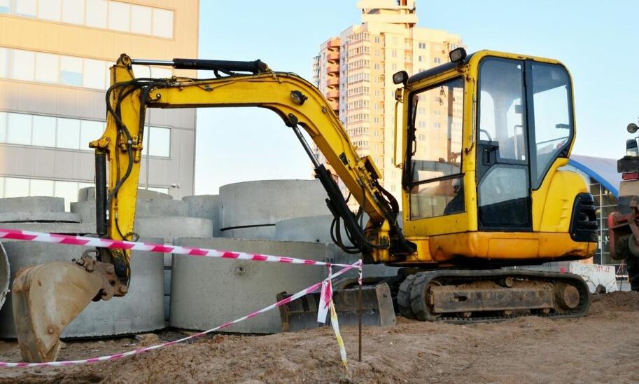 Zalety wynajmu mini dźwigu w projektach budowlanych
