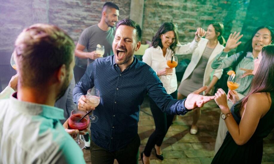 Wodzirej na wesele – jak zapewnia, że każdy gość czuje się częścią wyjątkowego wydarzenia?